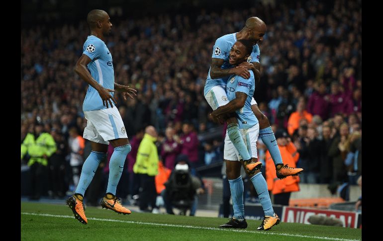 Sterling (C) celebra el segundo gol del Manchester City, anotado en los minutos finales del partido.
