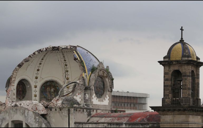 La Iglesia de Nuestra Señora de los Ángeles, en Ciudad de México, ha sobrevivido a varios sismos, pero la tarde del domingo 24, la mitad de la cúpula se desprendió y cayó al suelo. EFE/J. Dan López