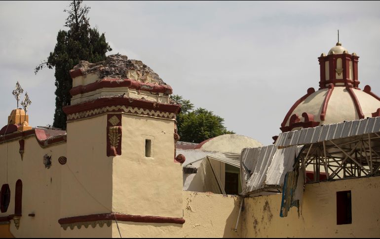 Daños en un inmueble de San Gregorio Atlapulco, en Xochimilco, que perdió la campana de la torre. AP/M. Castillo