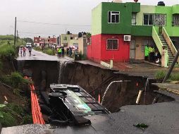 La tarde del lunes llovió intensamente entre 20 y 30 minutos, y posteriormente el camión cayó al agujero. SUN / ARCHIVO