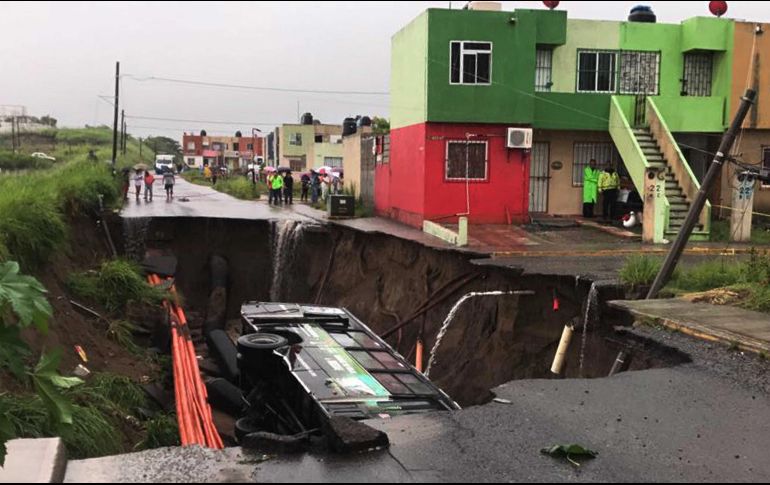 La tarde del lunes llovió intensamente entre 20 y 30 minutos, y posteriormente el camión cayó al agujero. SUN / ARCHIVO