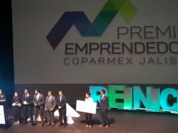 Momento de la entrega del premio y felicitación a las ganadoras de la empresa Kitchen Nail. Twitter / @garzamarin