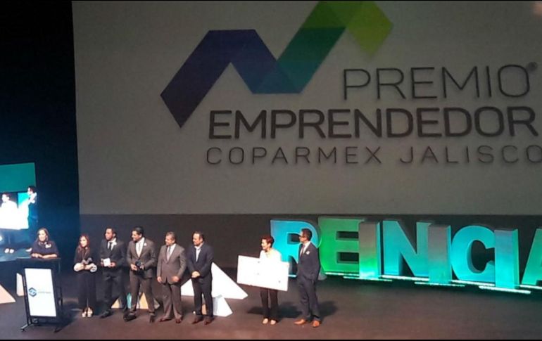 Momento de la entrega del premio y felicitación a las ganadoras de la empresa Kitchen Nail. Twitter / @garzamarin