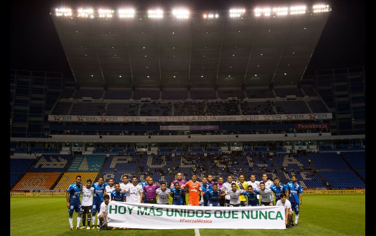 Los equipos dieron una muestra de unidad recordando a las víctimas de los sismos que sacudieron a México la semana pasada.