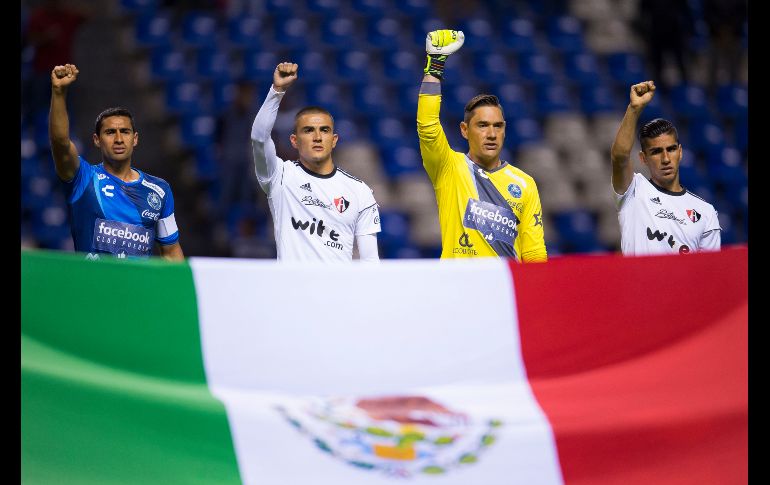 Zorros y poblanos se formaron como un solo equipo, detrás de la bandera mexicana.