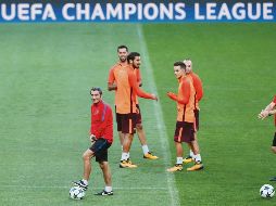 Afinan detalles. El técnico del Barcelona, Ernesto Valverde (izquierda), dirige el entrenamiento previo al partido contra el Sporting.