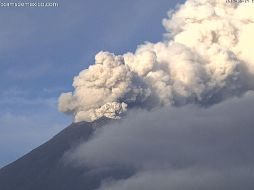 El Cenapred exhorta a no acercarse al volcán por el peligro que implica la caída de fragmentos balísticos. TWITTER / @webcamsdemexico