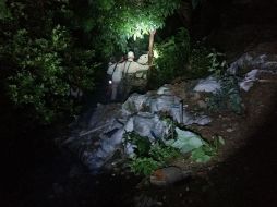 La cámara de seguridad de un camión captó el momento en que el joven fue arrastrado por el arroyo. ESPECIAL/ BOMBEROS DE GUADALAJARA