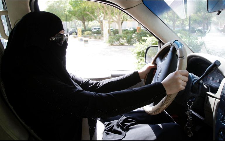 Tan solo el mes pasado se decretó que las mujeres podrían conducir a partir de junio de 2018. AFP / ARCHIVO