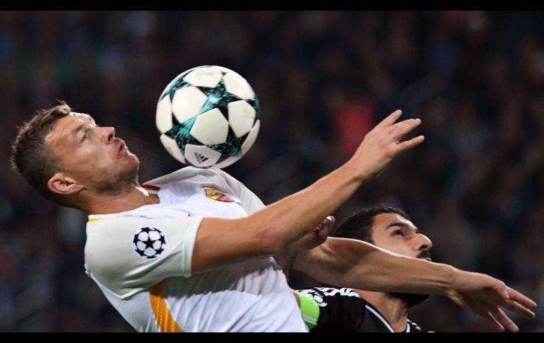 Edin Dzeko anotó el segundo gol de la Roma al minuto 15 de juego. AFP/ V. Shlamov