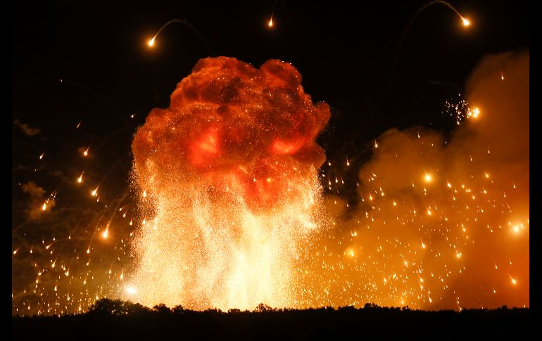 Una explosión se registra en un depósito de municiones en una base militar en Kalynivka, Ucrania. Autoridades evacuaron a más de 30 mil personas luego de un incendio en el sitio. AP/E. Lukatsky