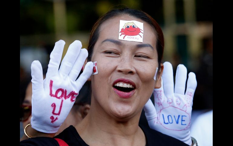 Simpatizantes de la ex primera ministra tailandesa, Yingluck Shinawatra, muestran mensajes de apoyo afuera de la Suprema Corte en Bangkok. Shinawatra fue condenada hoy a cinco años de prisión en rebeldía. AP /S. Lalit