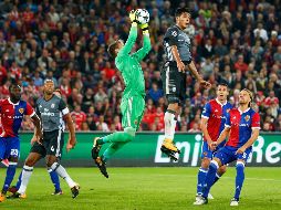 Jiménez fue titular por primera vez en esta edición de la Liga de Campeones, pero se trató de un partido para olvidar. EFE/ P. Klauzner