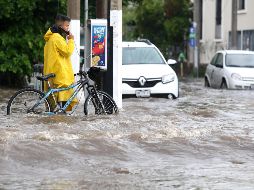 Evalúan en un recorrido de supervisión los daños en las viviendas y en un negocio de construcción de lavaderos.