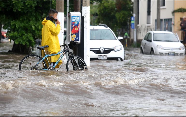Evalúan en un recorrido de supervisión los daños en las viviendas y en un negocio de construcción de lavaderos.