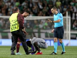 La irrupción hizo que el partido se suspendiera por algunos instantes. AP/ A. Franca