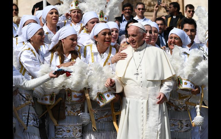 El Papa Francisco posa con un grupo de peregrinos mexicanos, durante la audiencia general en la Plaza de San Pedro, en el Vaticano. AFP/V. Pinto