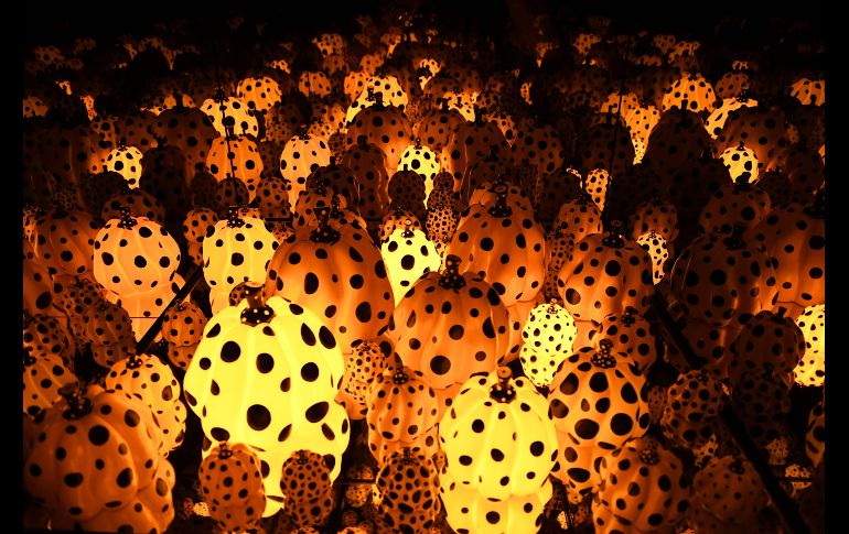 Una obra de la japonesa Yayoi Kusama se muestra en una presentación del museo dedicado a la artista en Tokio. AFP/T. Kitamura