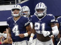 Prescott (I) afirma que sólo ha recibido comentarios positivos tras arrodillarse antes de la ceremonia del himno el lunes pasado. AP/ARCHIVO