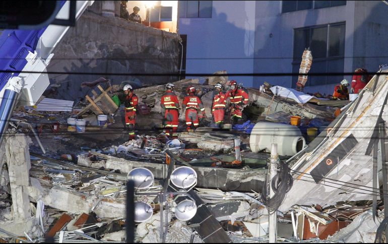 Continúan los trabajos de remoción de escombros en la zona. NTX / P. Sánchez