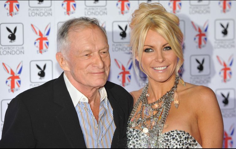 Hefner posó junto a su ex esposa, Crystal Harris durante la gala de apertura del Club Playboy en 2011.