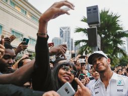 Lewis Hamilton es el hombre del momento en la Fórmula Uno y la batalla que gestará en el Gran Premio de Malasia le podría dar rumbo definitivo al campeonato. EFE/F. Ismail