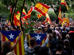 Independentistas muestran la bandera catalana a otros, a favor de la unión, que ondean banderas españolas. AP/E. Morenatti