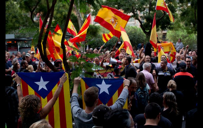 Independentistas muestran la bandera catalana a otros, a favor de la unión, que ondean banderas españolas. AP/E. Morenatti