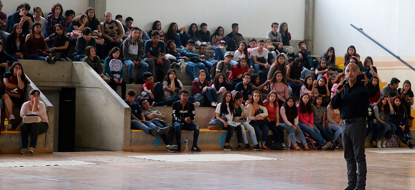 En el curso se le pidió a los estudiantes estar alertas a su entorno y evitar escuchar música en la calle o transporte público. EL INFORMADOR/M. Vargas