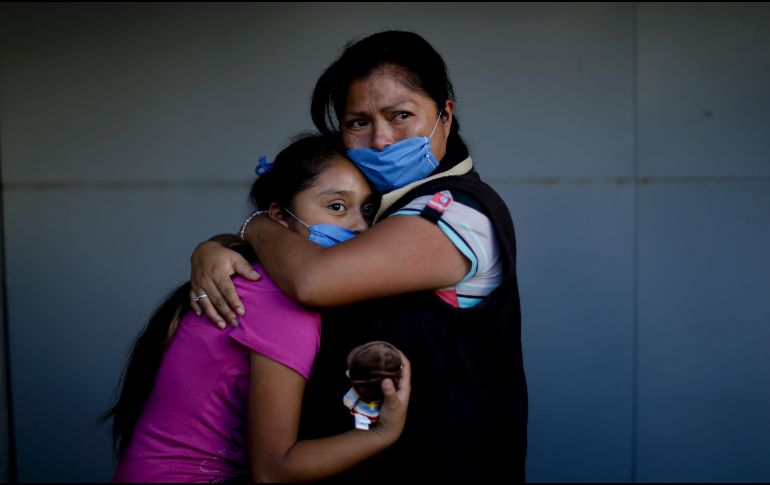Luego del sismo, Verónica Aguilar Naranjo llevó a su hija (i) a un edificio colapsado para ayudar y mostrar a la niña la importancia de ayudar. AP/N. Pisarenko