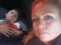 La oficial María Gabriela Suárez ayudó a la joven y al bebé. ESPECIAL