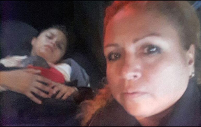 La oficial María Gabriela Suárez ayudó a la joven y al bebé. ESPECIAL