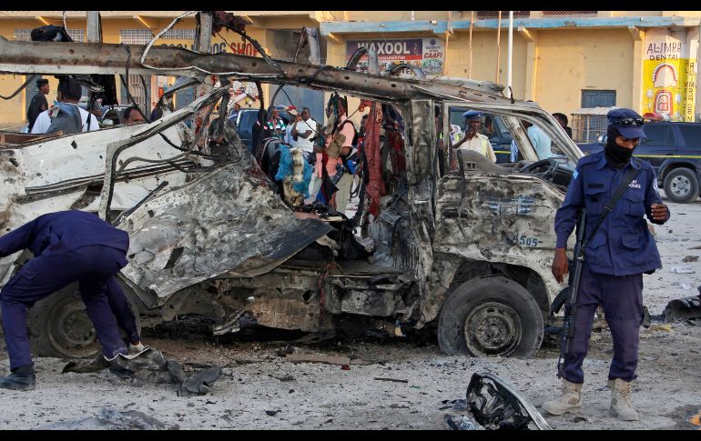 Fuerzas de seguridad se ven cerca de los restos de un vehículo tras un ataque con coche bomba en Mogadiscio, Somalia. AP/F. Abdi Warsameh