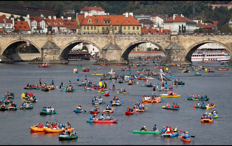 Botes pequeños navegan durante una carerra de boy scouts en el río Vltava de Praga, en la República Checa. AP/P. David Josek