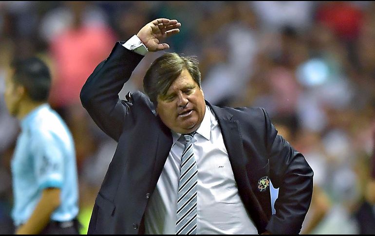 Herrera hizo sentir su molestia porque el partido no se detuvo mientras había dos balones en la cancha  en la jugada que propició el segundo gol del León. MEXSPORT/ I. ORTIZ