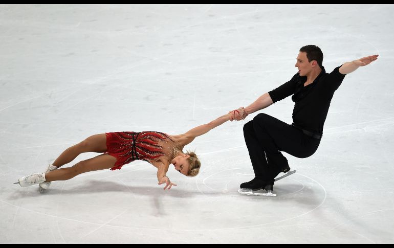 Los alemanes Aliona Savchenko y Bruno Massot se presentan en la competencia de patinaje artístico 
