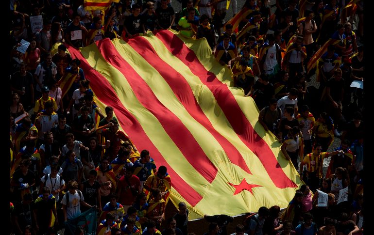 Estudiantes en Barcelona muestran una bandera 