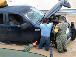 Al menos un vehículo quedó en medio de las aguas el miércoles por la noche. SUN