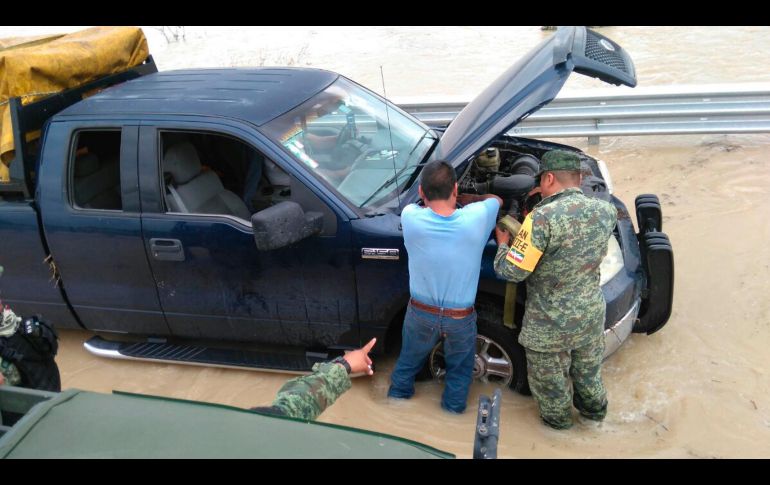 Al menos un vehículo quedó en medio de las aguas el miércoles por la noche. SUN