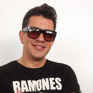 Yahir alza la mano para ayudar