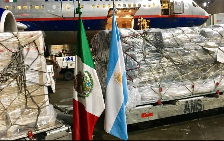 En las imágenes publicadas por la cancillería se observa la carga y las banderas de ambas naciones en el Aeropuerto Internacional de la Ciudad de México. TWITTER / @SRE_mx