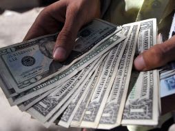 El tipo de cambio para solventar obligaciones denominadas en moneda extranjera pagaderas en el país se ubica en 18.1979 pesos. AFP / ARCHIVO