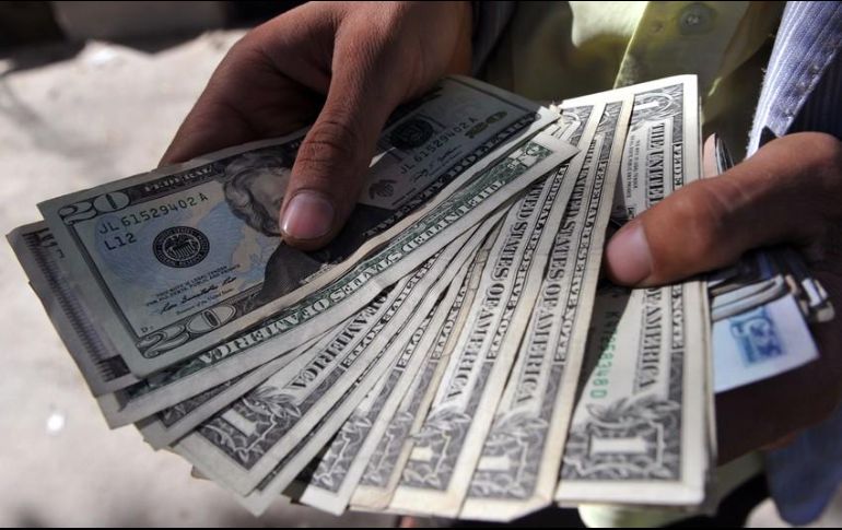 El tipo de cambio para solventar obligaciones denominadas en moneda extranjera pagaderas en el país se ubica en 18.1979 pesos. AFP / ARCHIVO