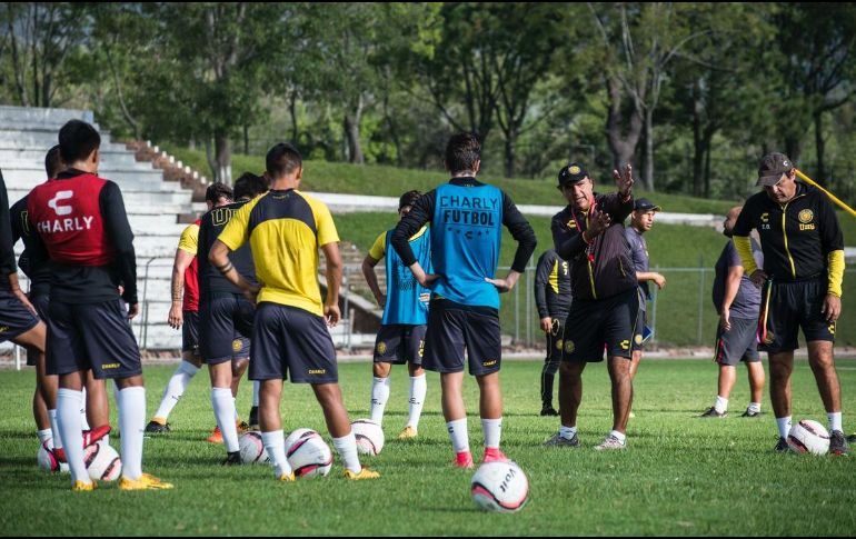 El cuadro universitario, durante la práctica del martes pasado en las instalaciones de La Primavera. TWITTER / @LeonesNegrosCF
