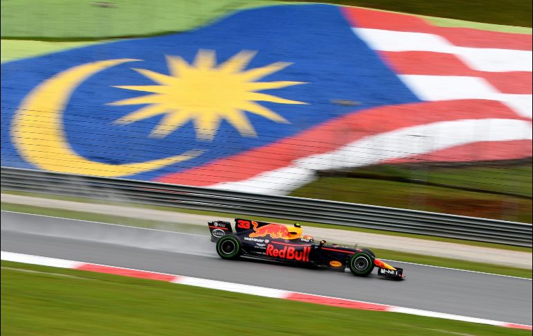 El piloto Max Verstappen, de Red Bull, conduce en la primera sesión de prácticas del Gran Premio de Fórmula 1 de Malasia, en Sepang. AFP/M. Vatsyayana