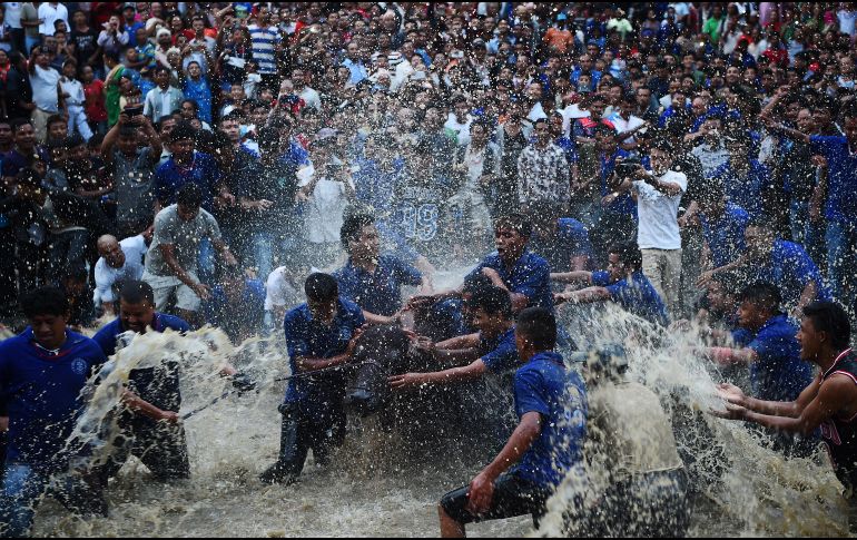 Nepalíes mojan un búfalo que será sacrificado durante el festival hindú 