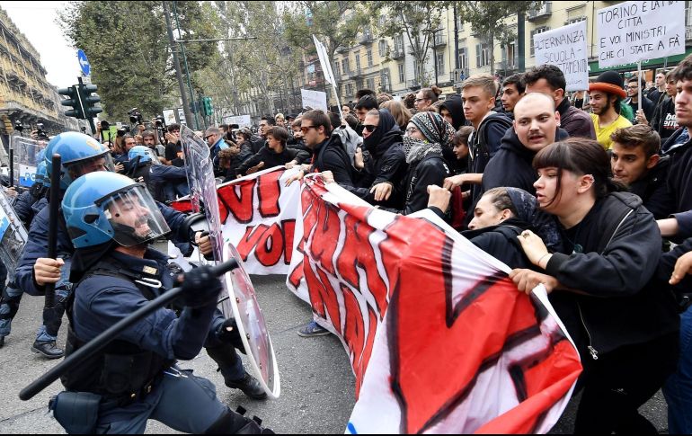 Policías se enfrentan con activistas opositores a la reunión de los ministros de Trabajo del G7, la cual se realiza en Reggia di Venaria, Italia. AP/ANSA/A. Di Marco