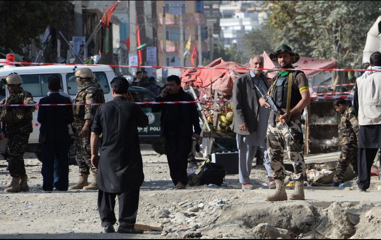 Policías afganos resguardan el sitio de un ataque suicida cerca de una mezquita chiíta en Kabul, el cual dejó al mentos un muerto. AFP/N. Shirzada
