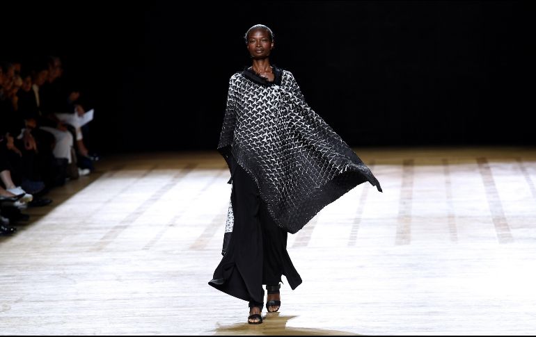 Una modelo muestra diseños de la colección primavera-verano 2018 de  Issey Miyake, presentada en París. AFP/B. Guay