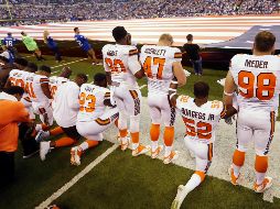 Jugadores que se hincan durante la interpretación del himno nacional, en señal de protesta por la brutalidad policial. AP / ARCHIVO